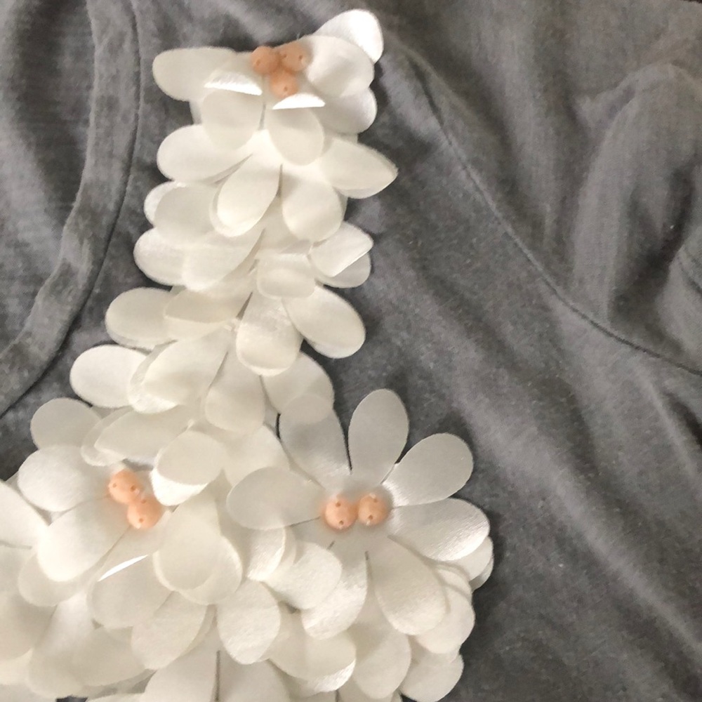 Detailed v-neck tee - Picture 3 of 3